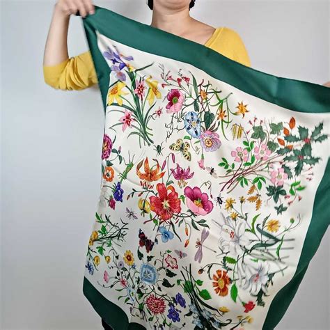 gucci foulard etichetta vecchia|Ma foulard di Gucci non è sinonimo solo di Flora.